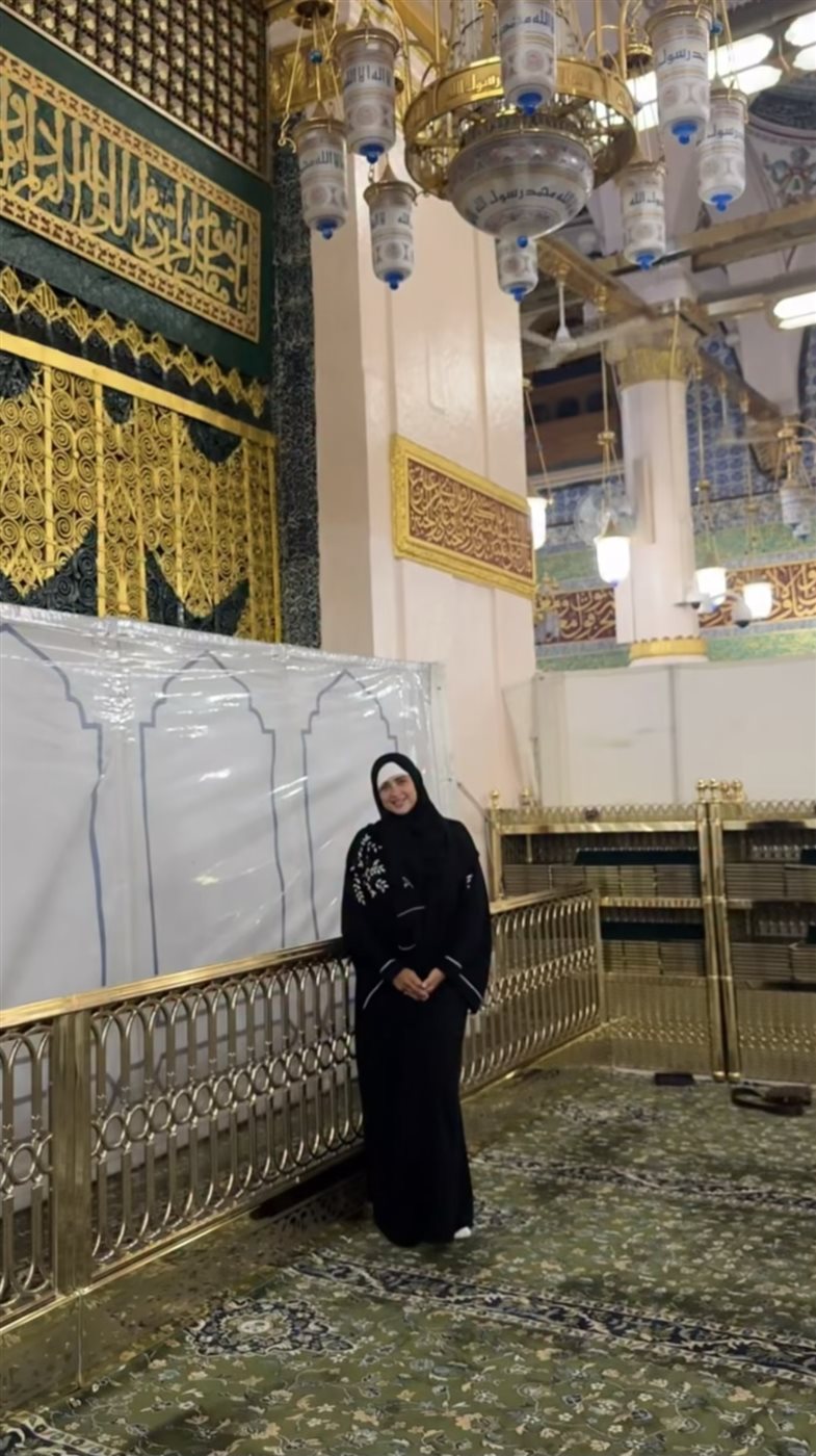 ياسمين عبد العزيز تتصدر التريند بعد ظهورها المؤثر في الحرم المكي