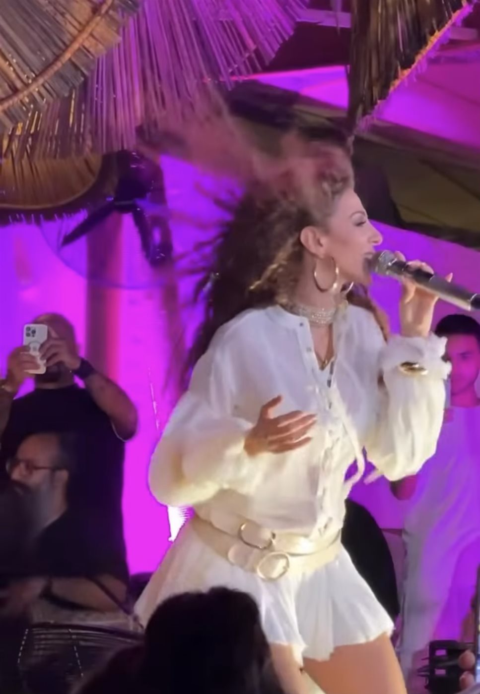 ميريام فارس تشعل أجواء حفلها بالساحل الشمالي