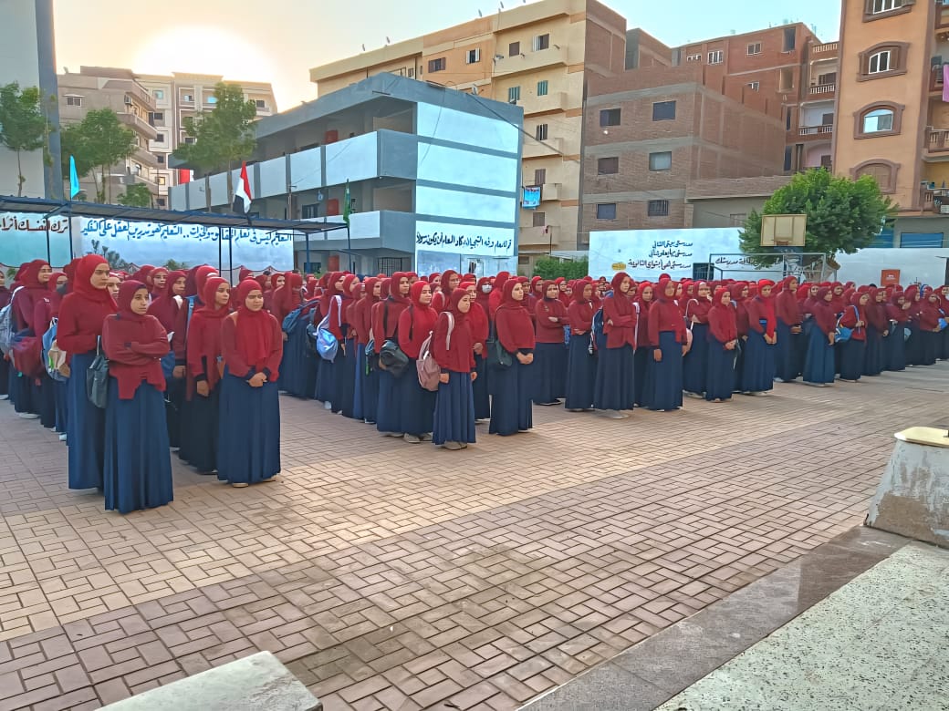 تعليم الفيوم تستقبل الطلاب بالورود والشوكولاتة 