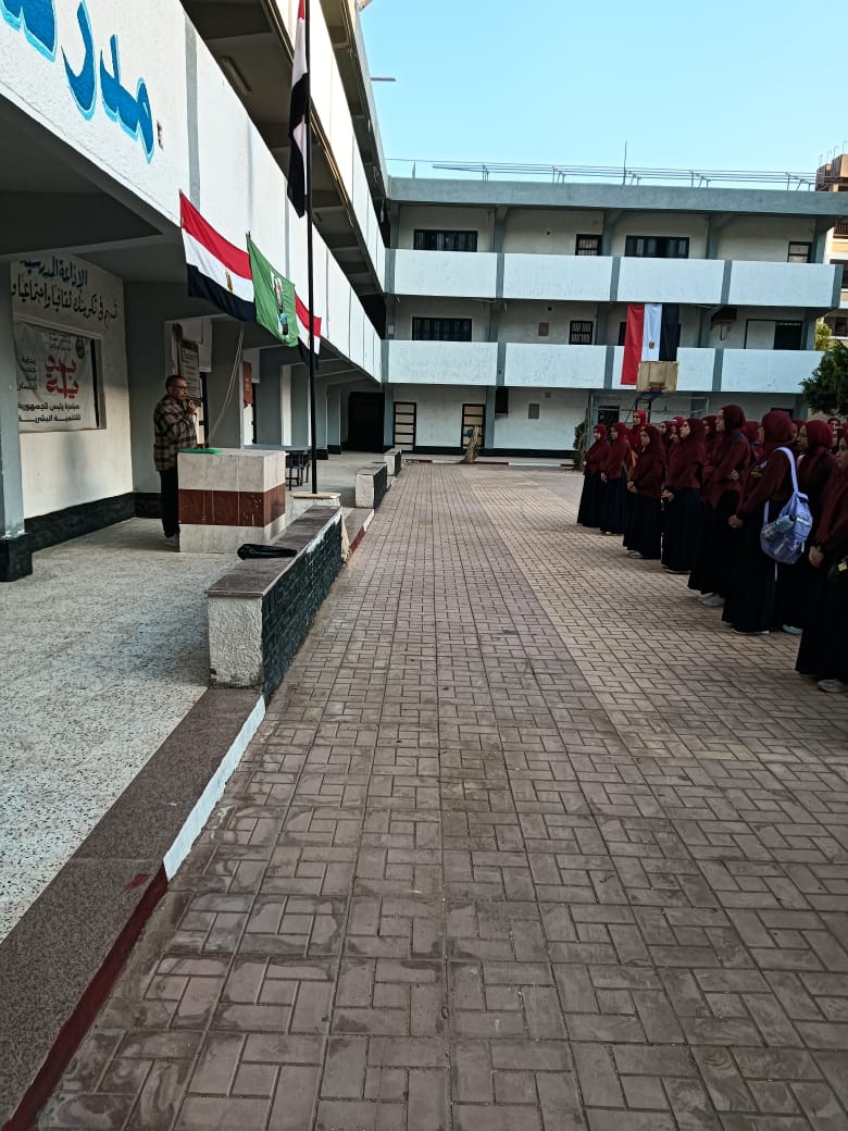 تعليم الفيوم تستقبل الطلاب بالورود والشوكولاتة 