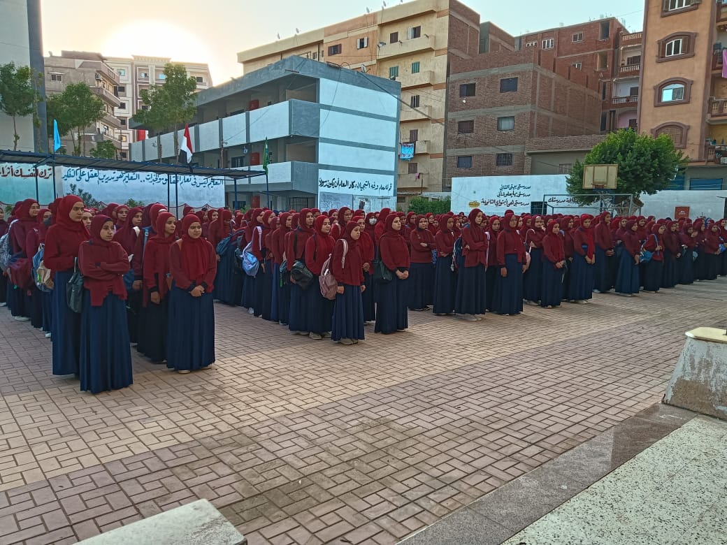 تعليم الفيوم تستقبل الطلاب بالورود والشوكولاتة 