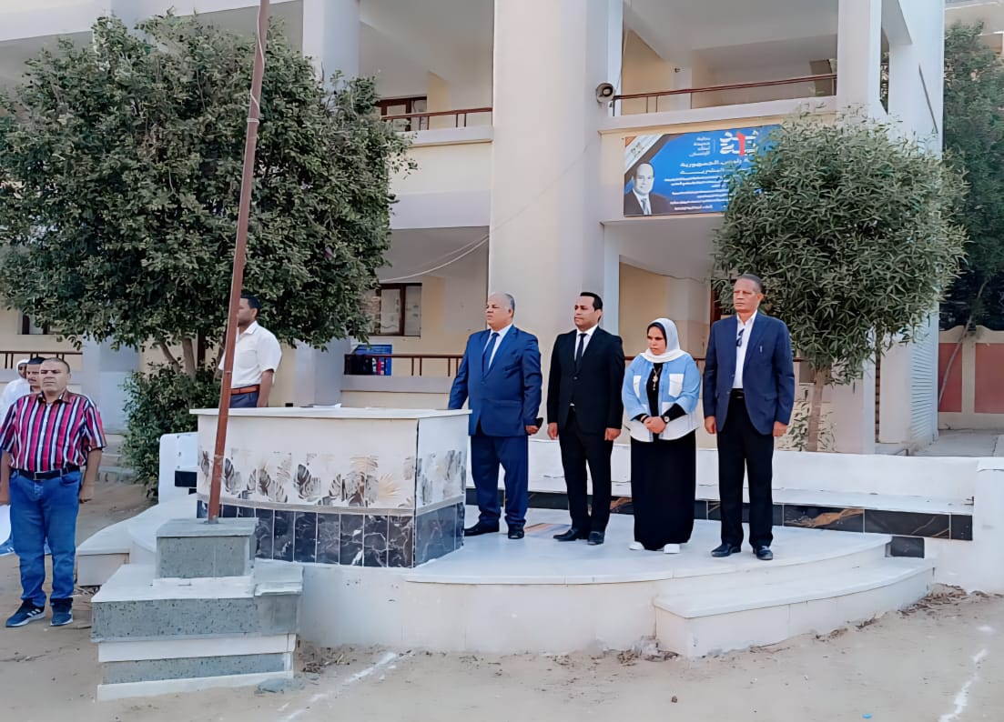 تعليم الفيوم تستقبل الطلاب بالورود والشوكولاتة 