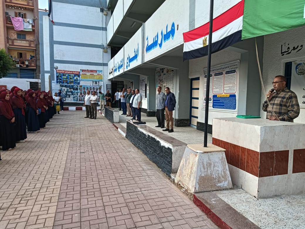 تعليم الفيوم تستقبل الطلاب بالورود والشوكولاتة 