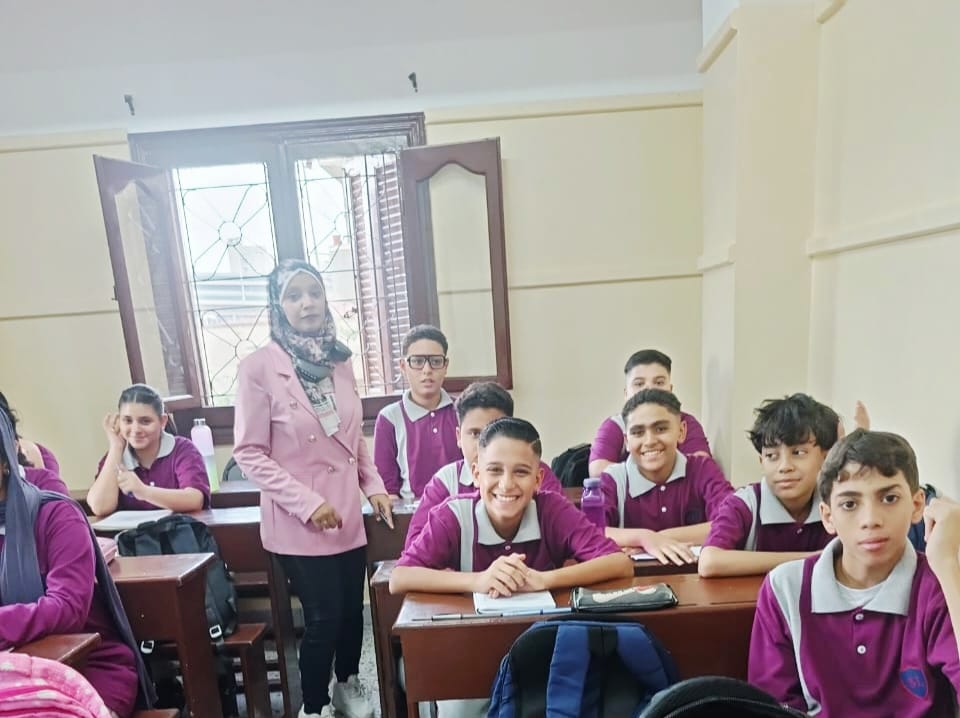 معلمي مدارس القاهرة يستقبلون الطلاب في أول أيام الدراسة بالورود والأعلام