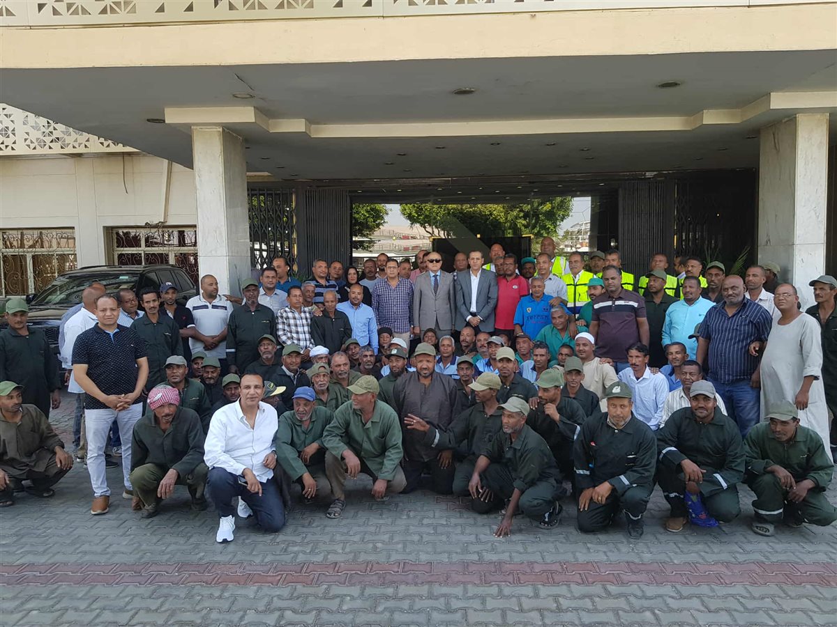 محافظ الأقصر يلتقط الصور مع عمال النظافة