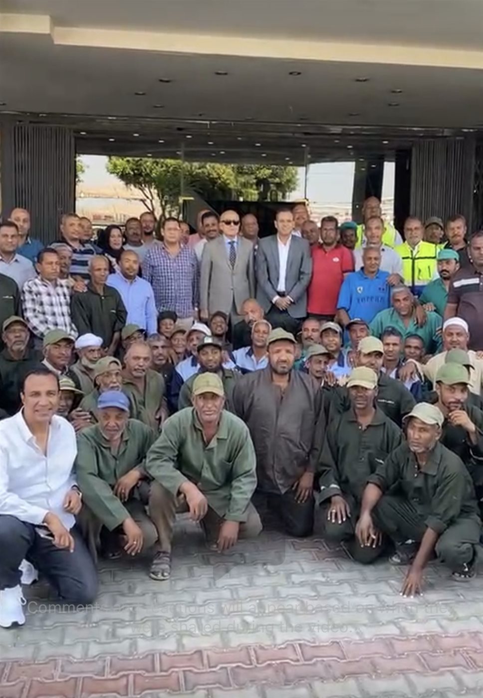 محافظ الأقصر يلتقط الصور مع عمال النظافة