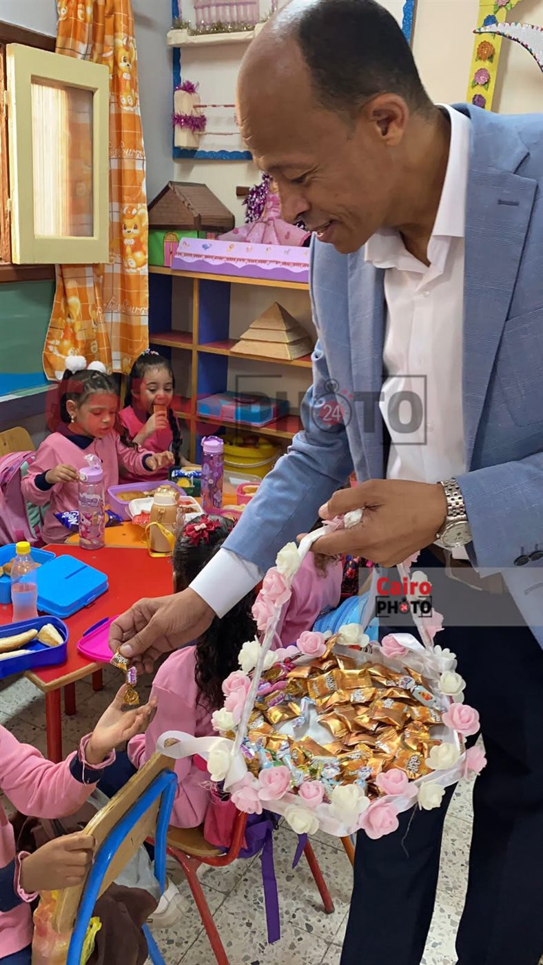 مدير مدرسة يوزع الحلوى على الطلاب بأول يوم دراسي