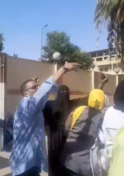 طرد أولياء أمور من المدرسة التجارية المتقدمة بأسوان