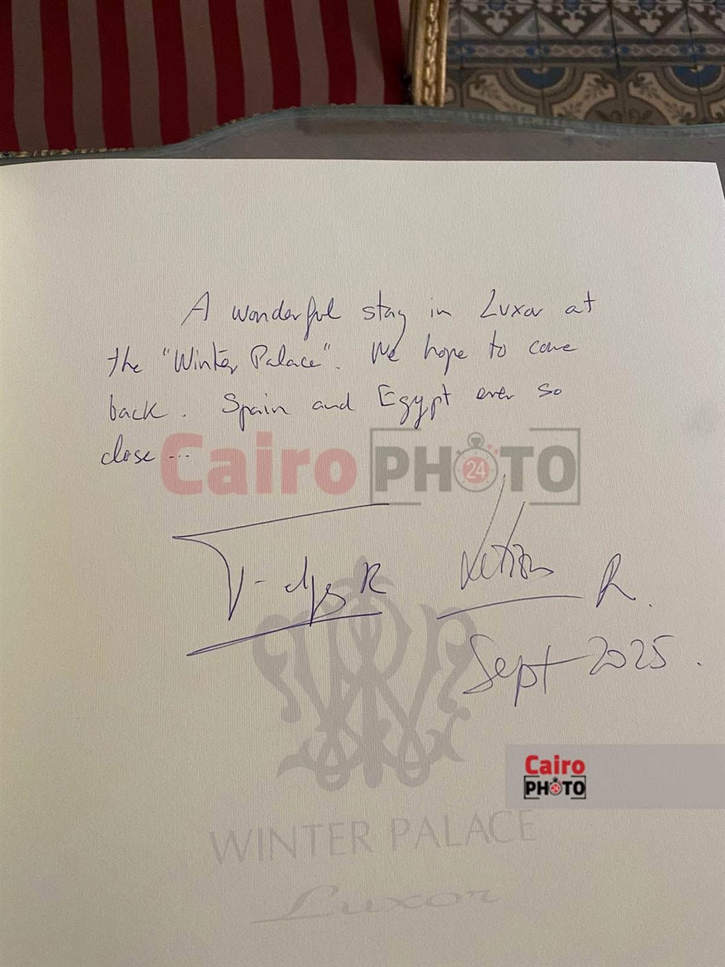 كتابة بخط الملك في الجولدن بوك