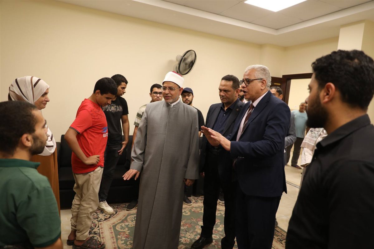 <strong>رئيس جامعة الأزهر ونائبه لشئون التعليم يتفقدان المدن الجامعية ويطمئنان على تسكين  طلاب الحالات الخاصة</strong>