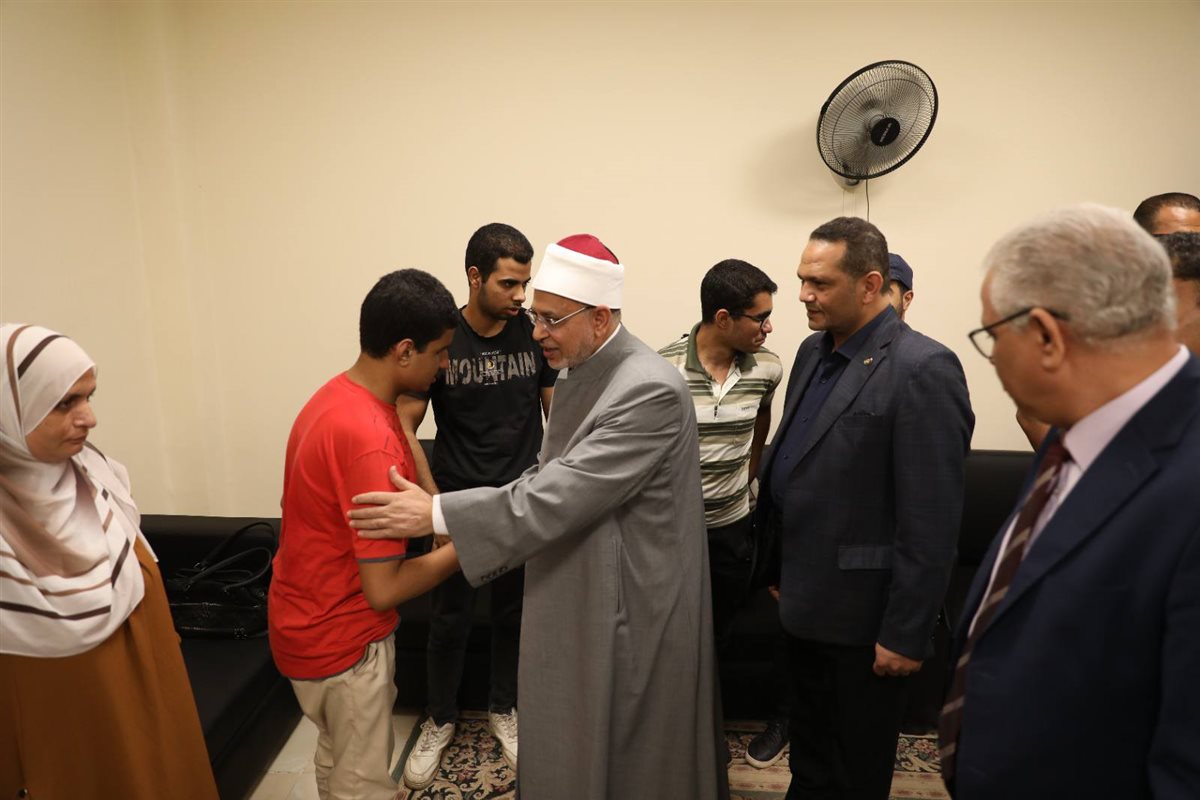 <strong>رئيس جامعة الأزهر ونائبه لشئون التعليم يتفقدان المدن الجامعية ويطمئنان على تسكين  طلاب الحالات الخاصة</strong>