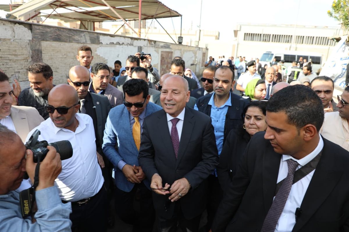 لنظافة وتجميل الشوارع.. وزير الشباب ومحافظ القاهرة يدشنان مبادرة الكيانات الشبابية بالمطرية