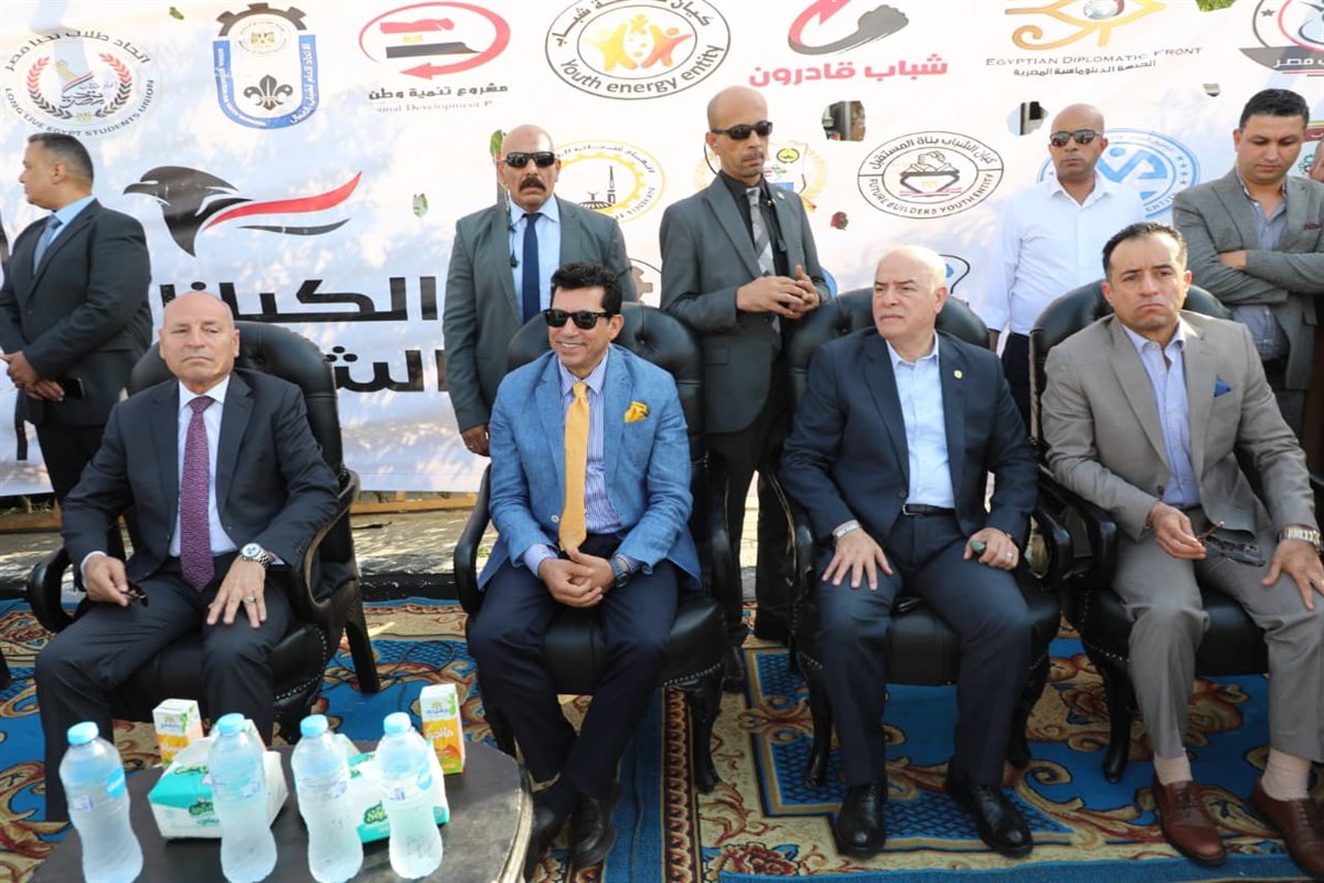 لنظافة وتجميل الشوارع.. وزير الشباب ومحافظ القاهرة يدشنان مبادرة الكيانات الشبابية بالمطرية