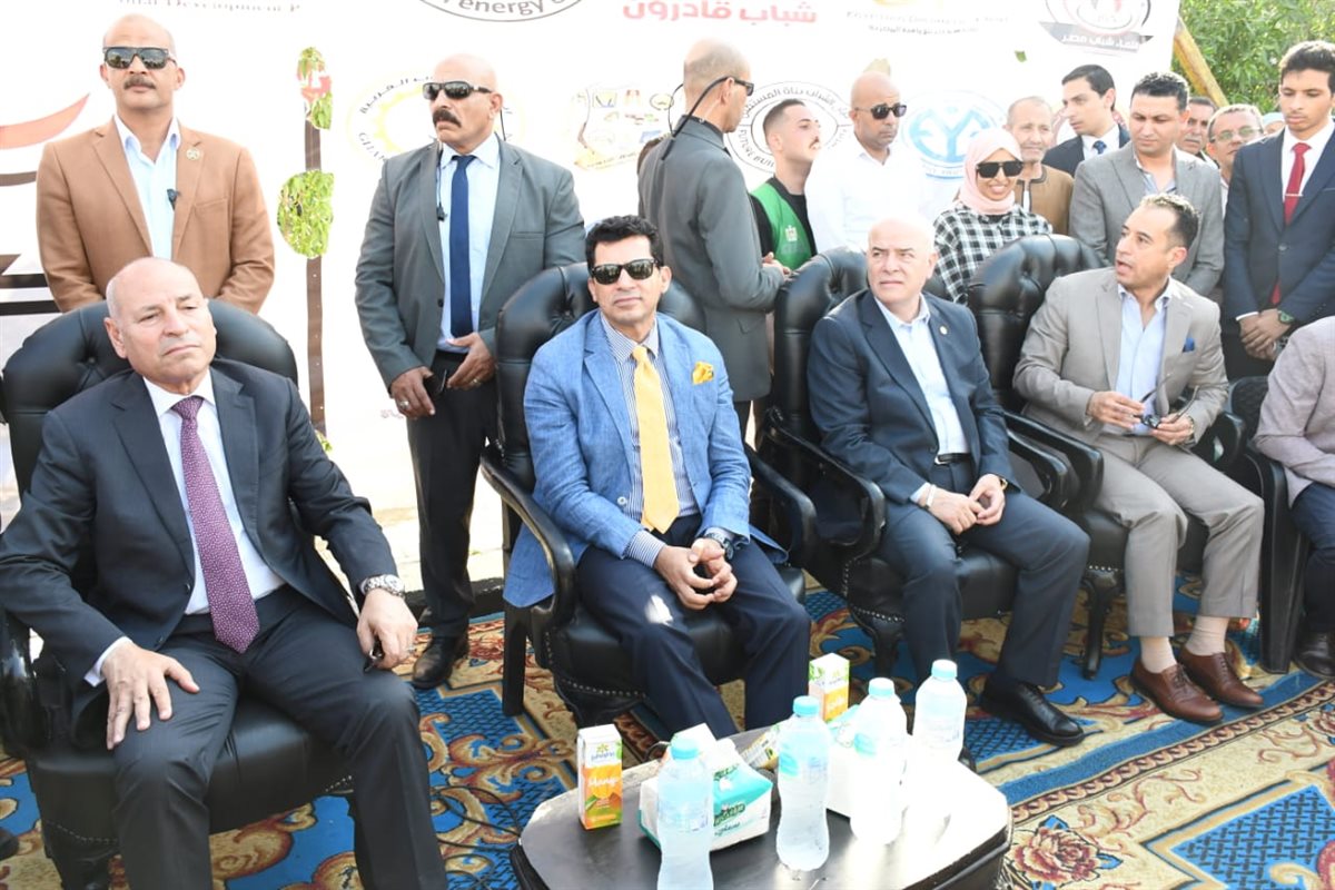 لنظافة وتجميل الشوارع.. وزير الشباب ومحافظ القاهرة يدشنان مبادرة الكيانات الشبابية بالمطرية