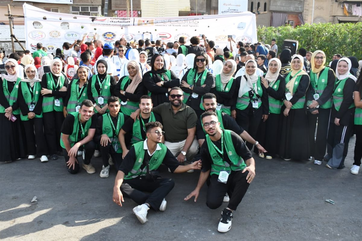 لنظافة وتجميل الشوارع.. وزير الشباب ومحافظ القاهرة يدشنان مبادرة الكيانات الشبابية بالمطرية