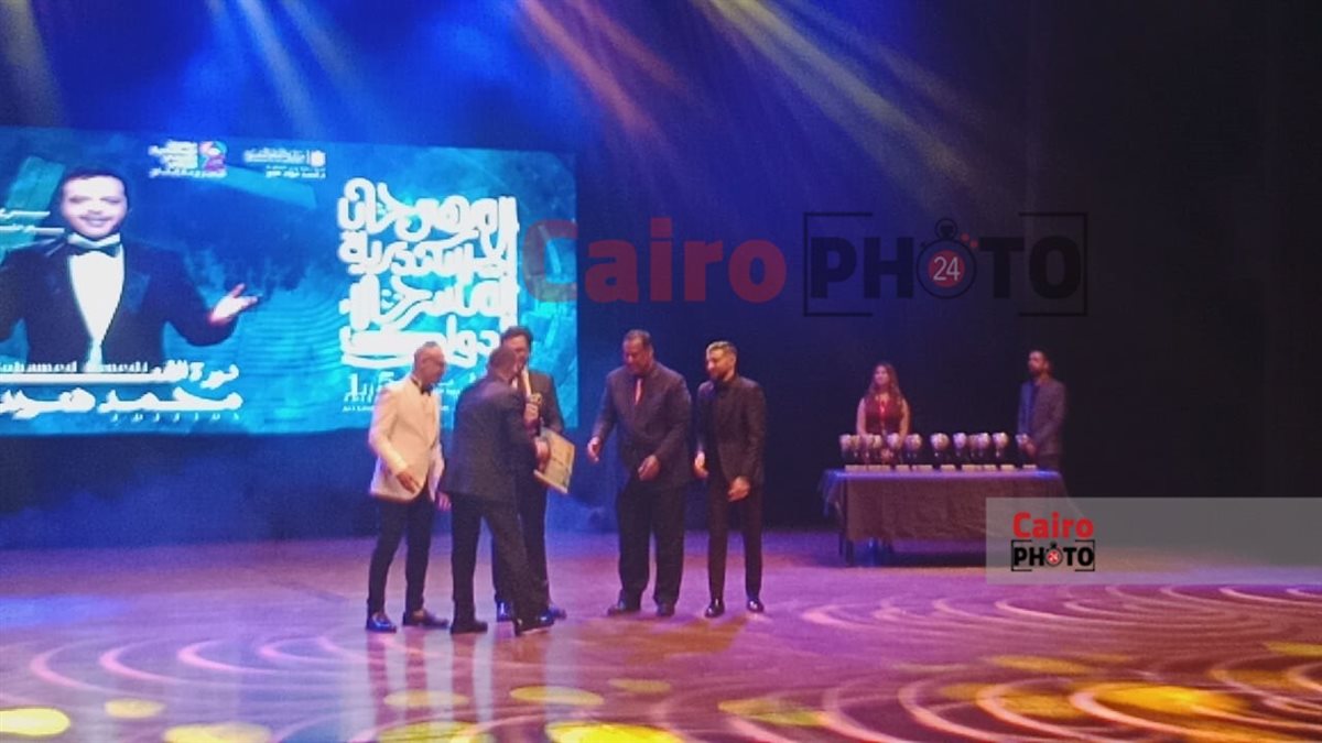 أحمد السقا يتسلم التكريم نيابة عن محمد هنيدي في ختام مهرجان الإسكندرية المسرحي الدولي