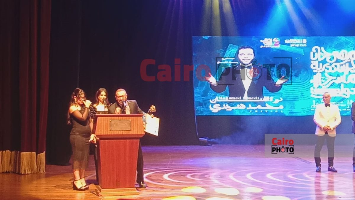 أحمد السقا يتسلم التكريم نيابة عن محمد هنيدي في ختام مهرجان الإسكندرية المسرحي الدولي