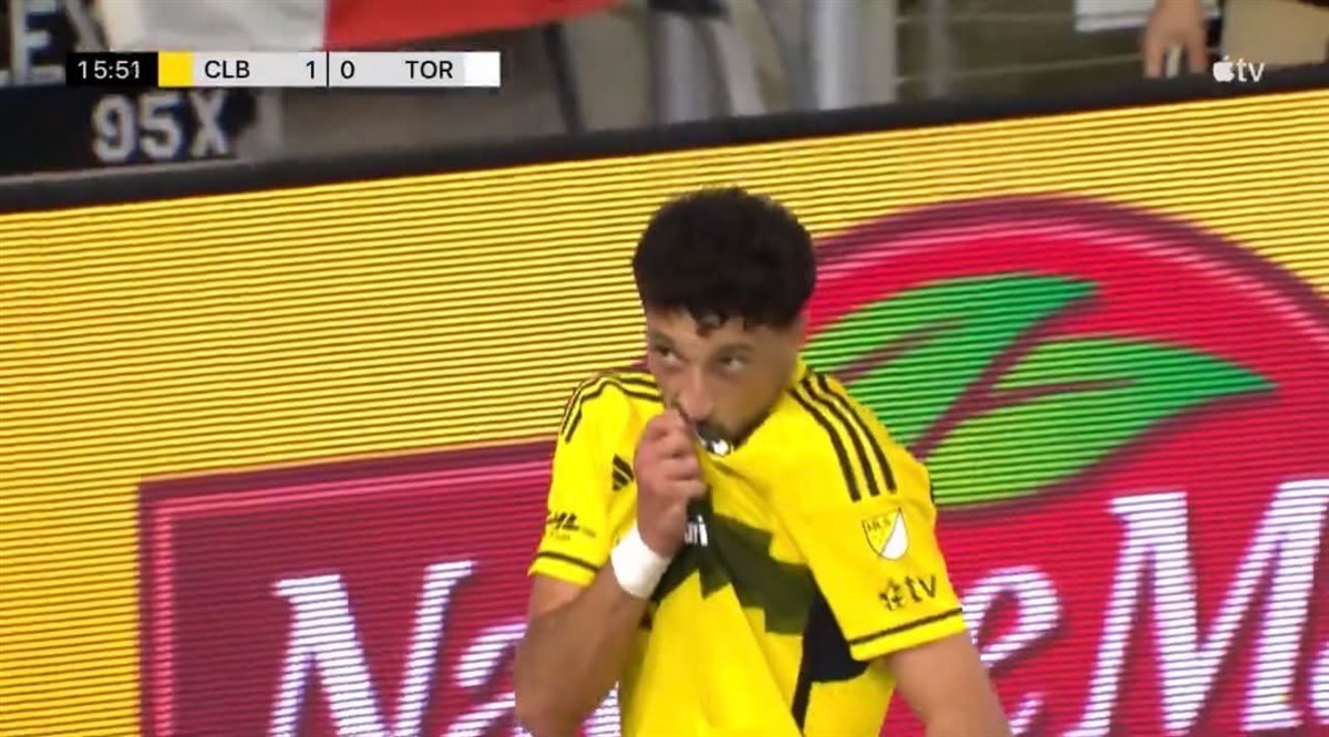 احتفال الفلسطيني وسام أبو علي مهاجم فريق كولومبوس كرو بهدفه في شباك <strong>تورونتو بالدوري الأمريكي</strong>