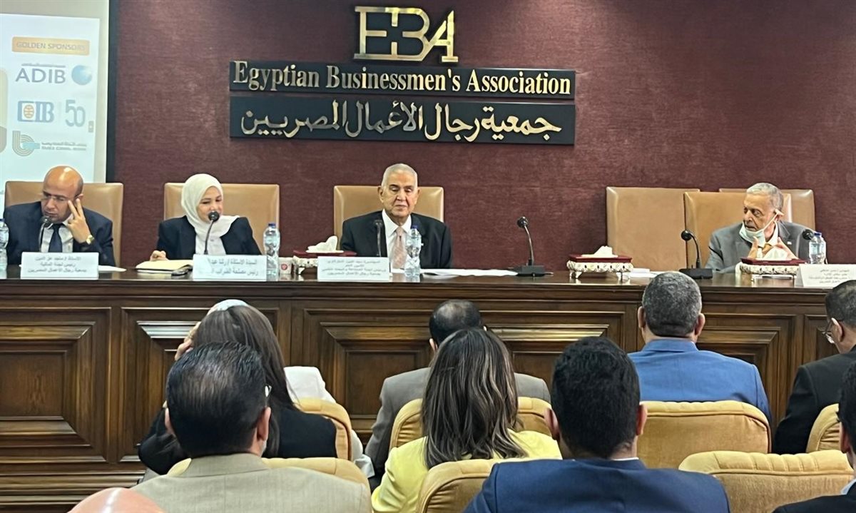 رئيسة مصلحة الضرائب مع رؤساء وقيادات جمعية رجال الأعمال المصريين