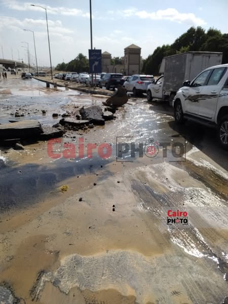 اصلاح كسر ماسورة المياه المتسببة في تكدس الحركة المرورية أعلى طريق الواحات