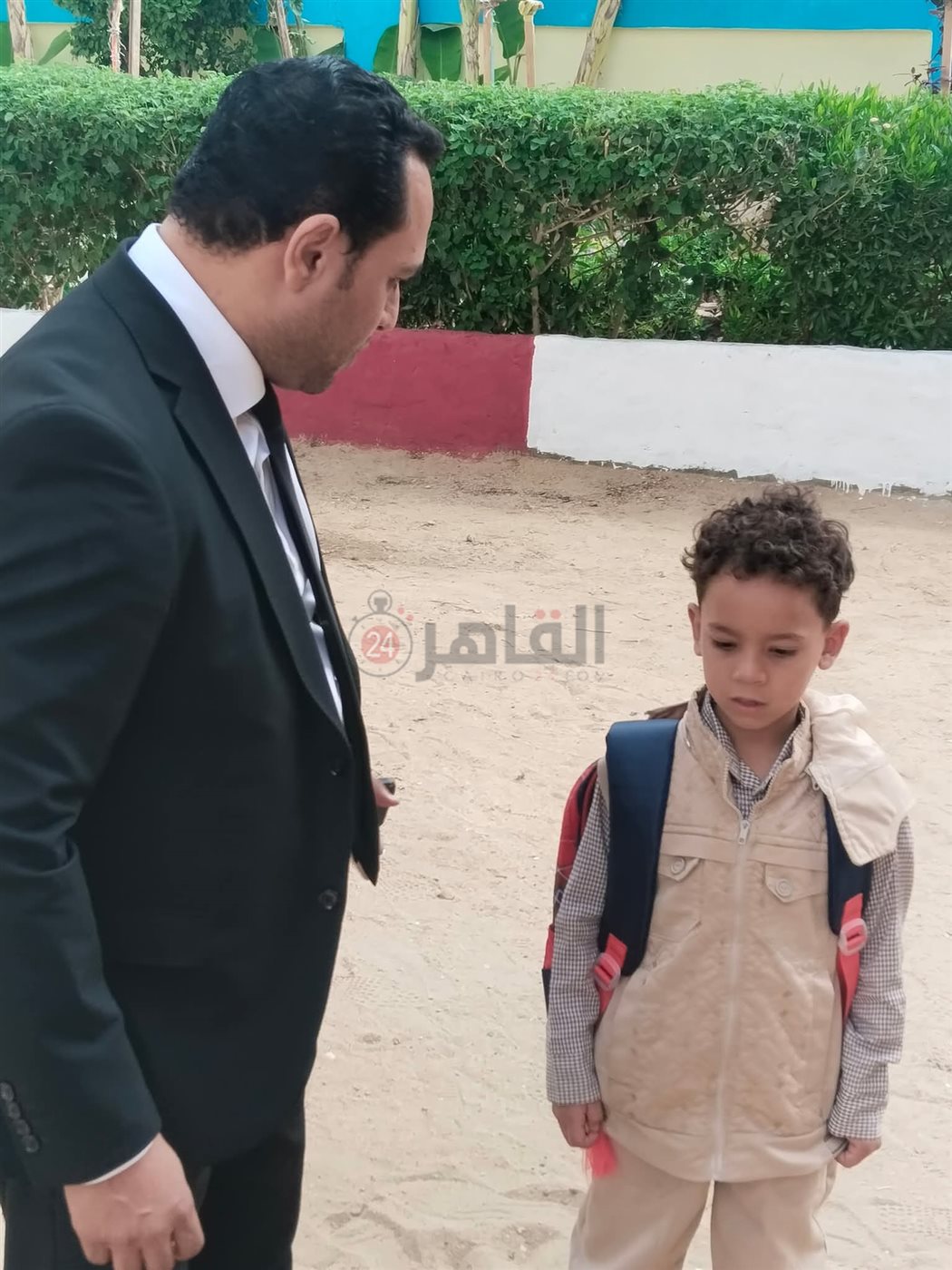 مدير تعليم طامية يجسد معنى الأبوة... ويصطحب طفلًا إلى فصله