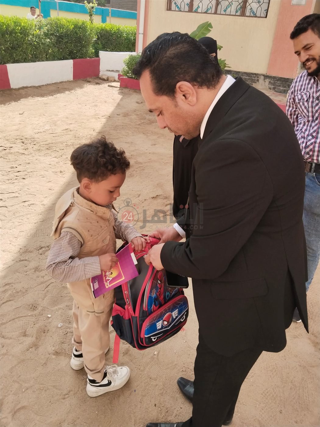 مدير تعليم طامية يجسد معنى الأبوة... ويصطحب طفلًا إلى فصله