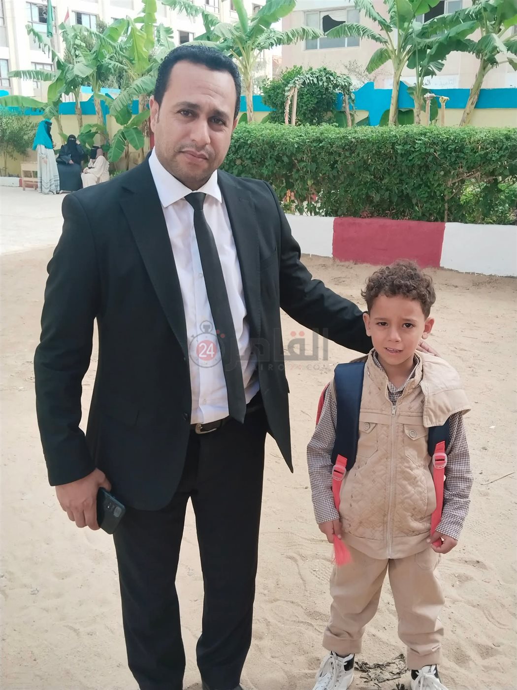 مدير تعليم طامية يجسد معنى الأبوة... ويصطحب طفلًا إلى فصله