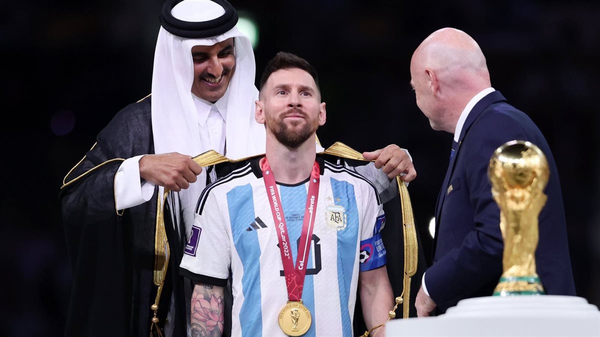 ميسي بالبشت خلال تتويجه بكأس العالم