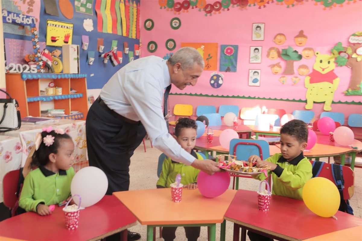 وكيل تعليم الوادي الجديد يوزع شوكولاتة داخل الفصول بمدرسة ابتدائية