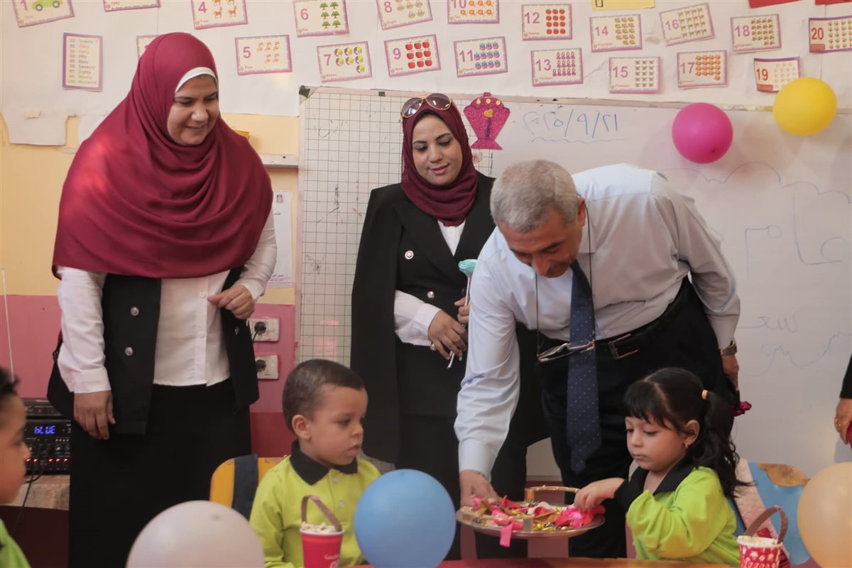 وكيل تعليم الوادي الجديد يوزع شوكولاتة داخل الفصول بمدرسة ابتدائية