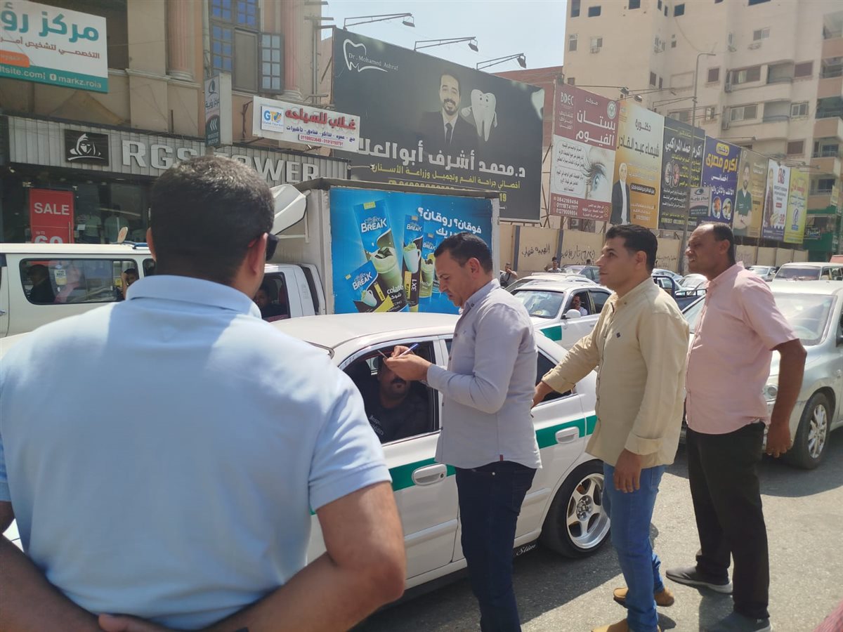 حملة مكبرة من المواقف ومباحث المرور لضبط تعريفة الميكروباص في شوارع الفيوم