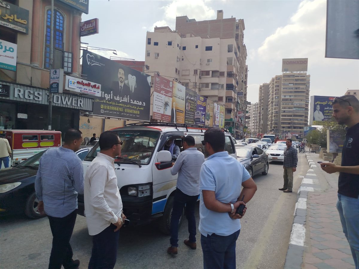 حملة مكبرة من المواقف ومباحث المرور لضبط تعريفة الميكروباص في شوارع الفيوم