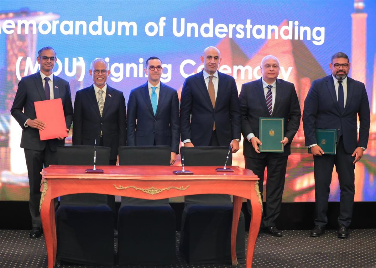 جانب من التوقيع 