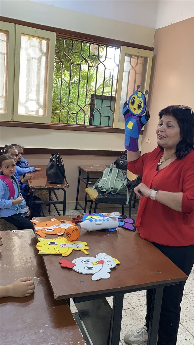 معلمة تبهر الأطفال بشخصيات كرتونية تعليمية