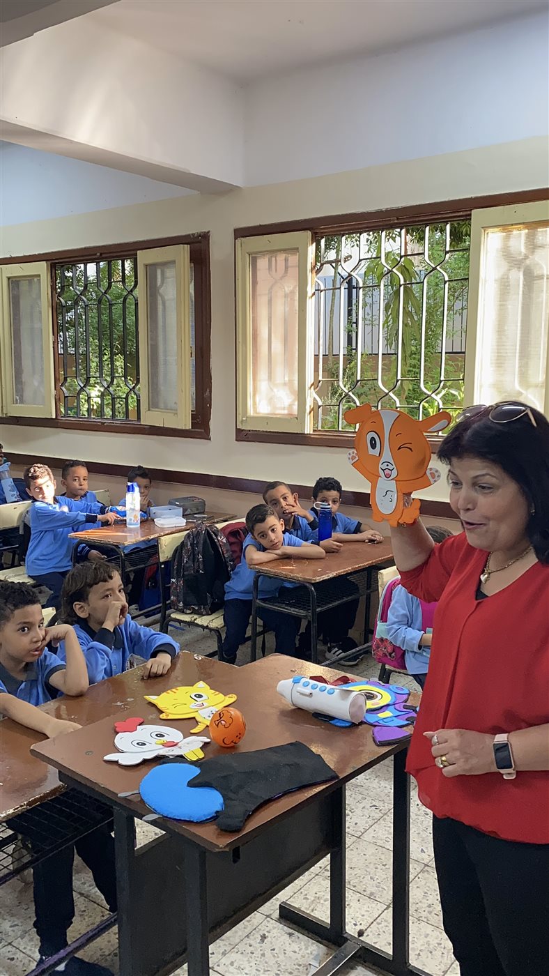 معلمة تبهر الأطفال بشخصيات كرتونية تعليمية