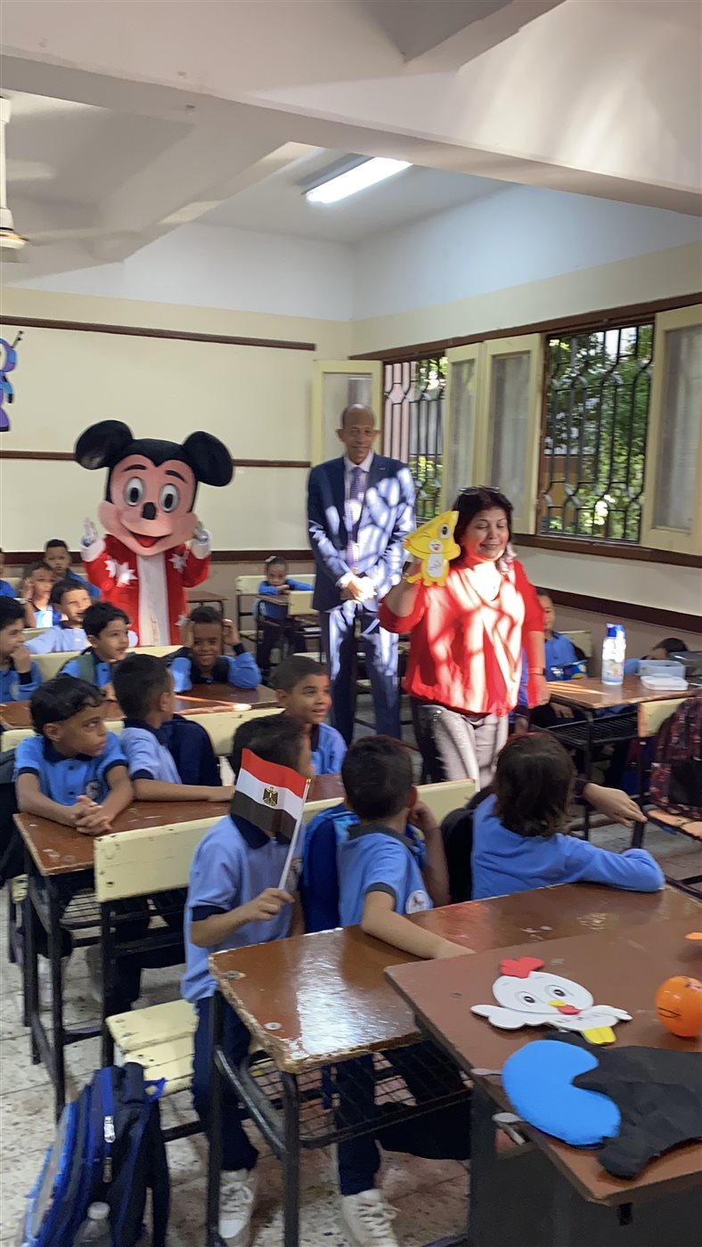 معلمة تبهر الأطفال بشخصيات كرتونية تعليمية