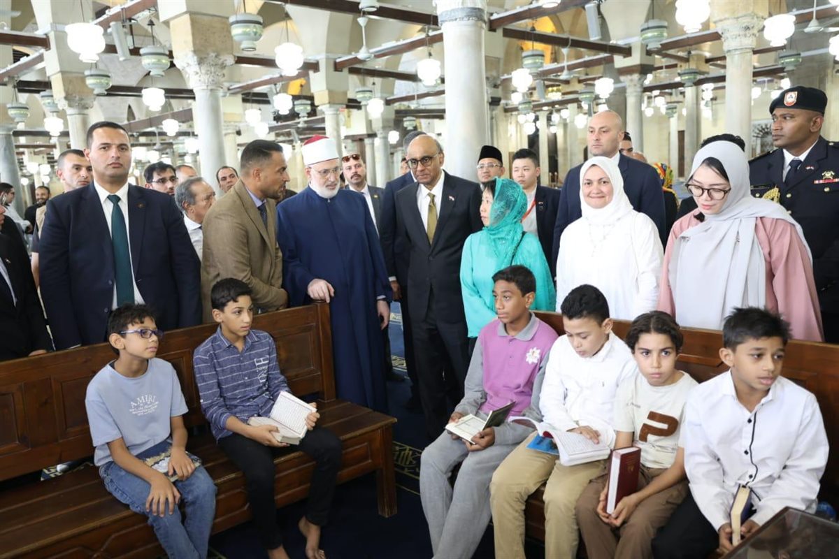 <strong>رئيس سنغافورة والسيدة قرينته يزوران الجامع الأزهر ويستمعان إلى شرح مفصل حول أبرز معالمه التاريخية وأنشطته العلمية</strong>