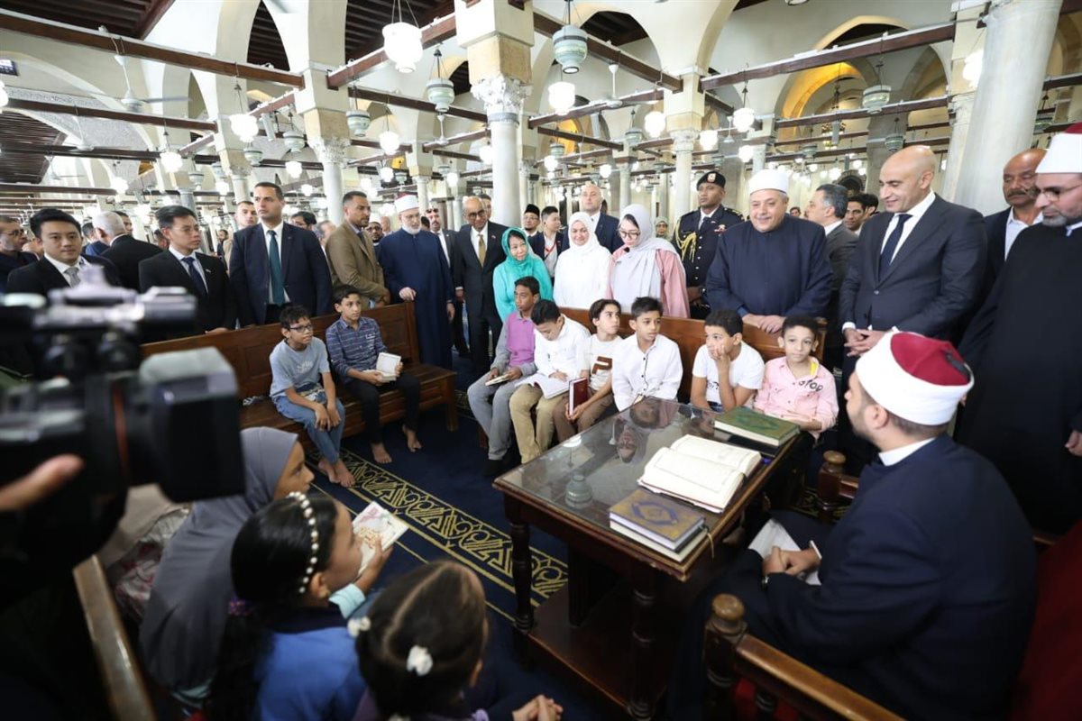 رئيس سنغافورة والسيدة قرينته يزوران الجامع الأزهر ويستمعان إلى شرح مفصل حول أبرز معالمه التاريخية وأنشطته العلمية