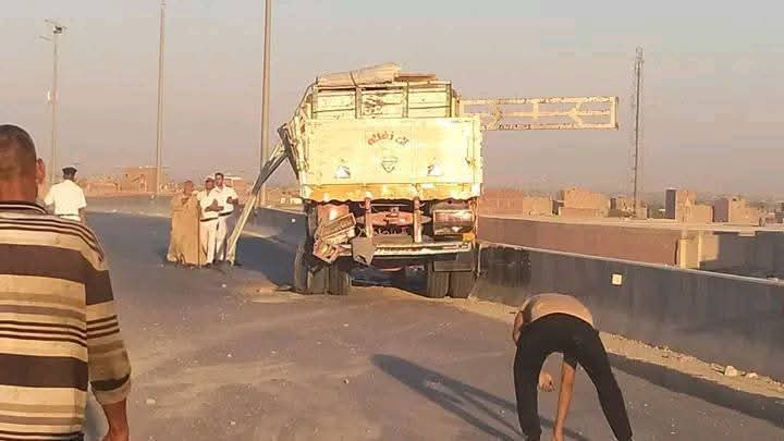 تصادم سيارتين بأسيوط 