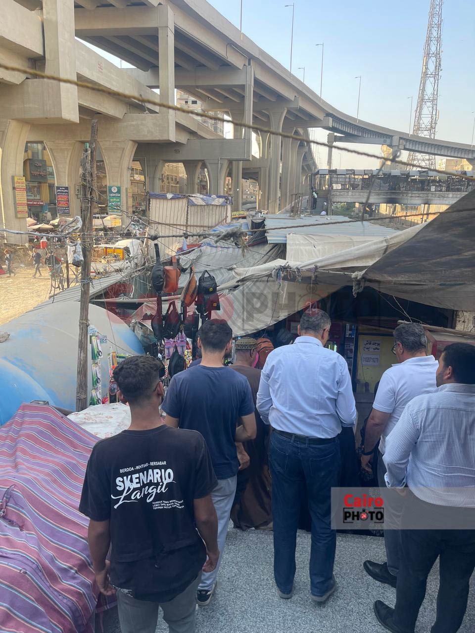 محافظ الجيزة خلال تخفيه وسط المواطنين 