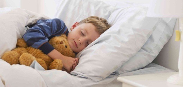 طرق فعالة لتشجيع طفلك على النوم مبكرا