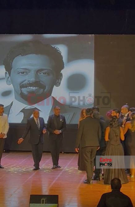 انهيار أرملة تيمور تيمور لحظة تكريم اسمه في ختام مهرجان بورسعيد السينمائي