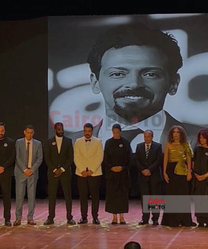 انهيار أرملة تيمور تيمور لحظة تكريم اسمه في ختام مهرجان بورسعيد السينمائي