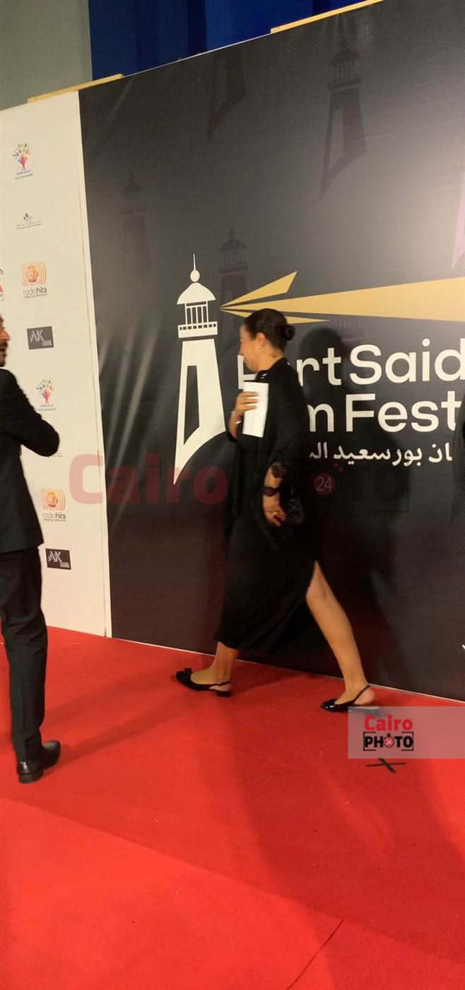 انهيار أرملة تيمور تيمور لحظة تكريم اسمه في ختام مهرجان بورسعيد السينمائي