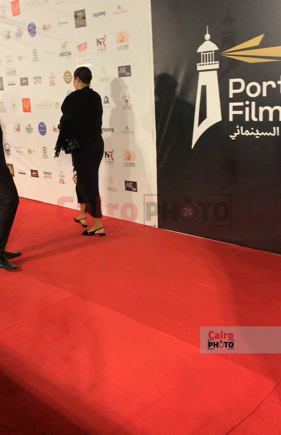 انهيار أرملة تيمور تيمور لحظة تكريم اسمه في ختام مهرجان بورسعيد السينمائي