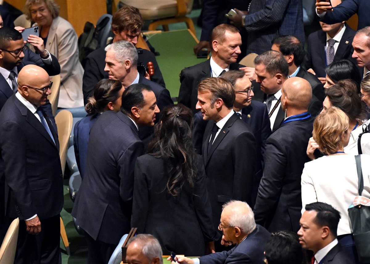 رئيس الوزراء يصافح الرئيس الفرنسي