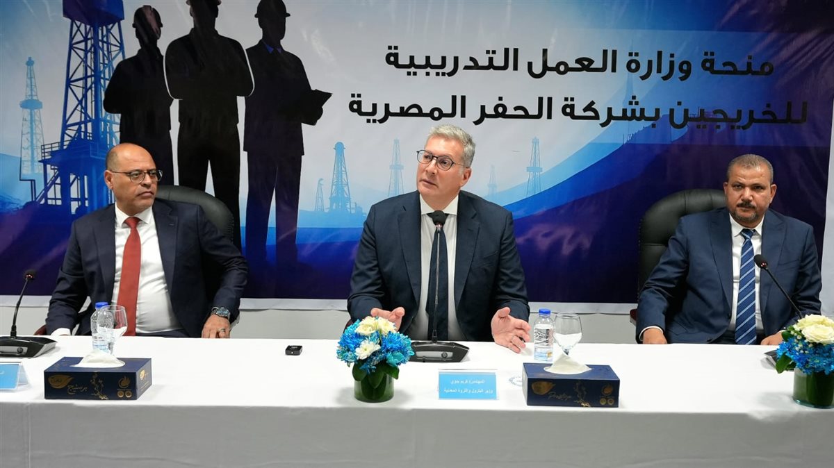 وزيرا البترول والعمل يُسلمان شهادات لأوائل خريجى دورات تدريب مجانية في مجالات الحفر والخدمات البترولية&nbsp;