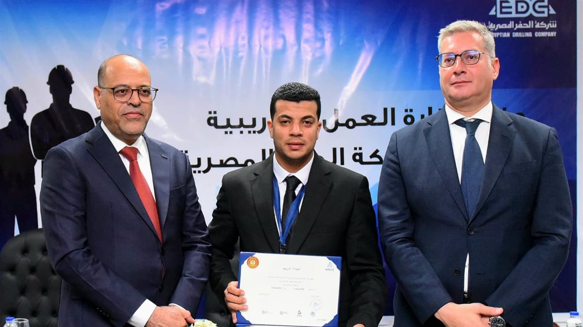 وزيرا البترول والعمل يُسلمان شهادات لأوائل خريجى دورات تدريب مجانية في مجالات الحفر والخدمات البترولية&nbsp;