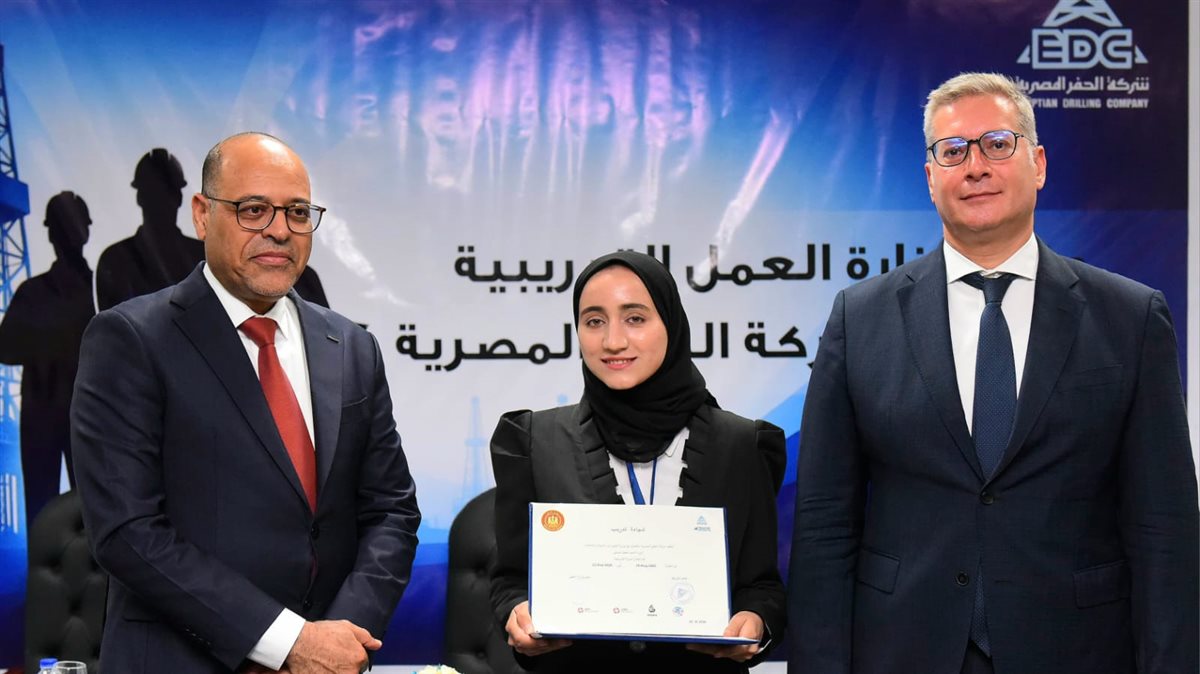 وزيرا البترول والعمل يُسلمان شهادات لأوائل خريجى دورات تدريب مجانية في مجالات الحفر والخدمات البترولية&nbsp;