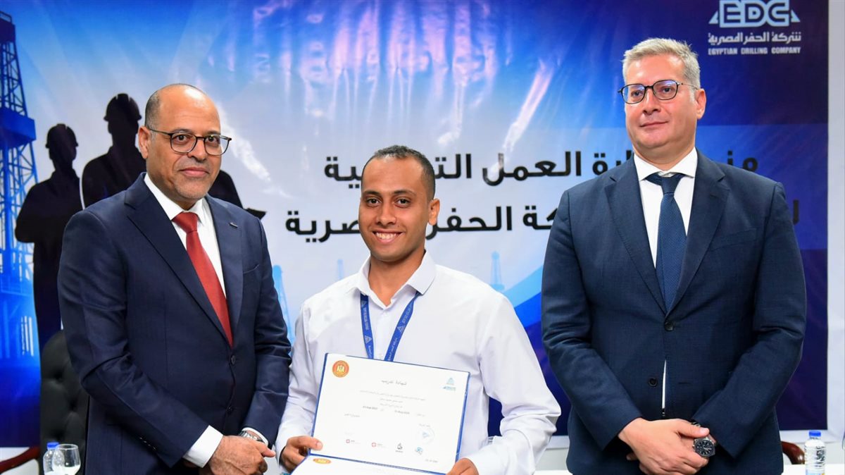 وزيرا البترول والعمل يُسلمان شهادات لأوائل خريجى دورات تدريب مجانية في مجالات الحفر والخدمات البترولية&nbsp;